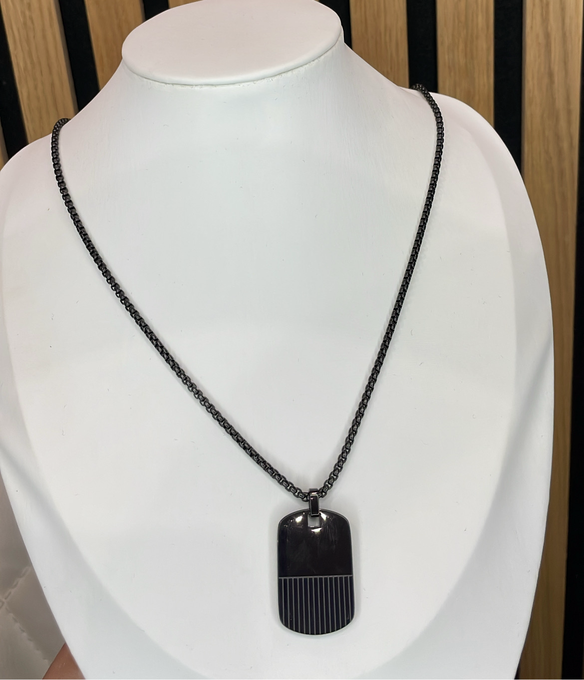 Collier pendentif noir